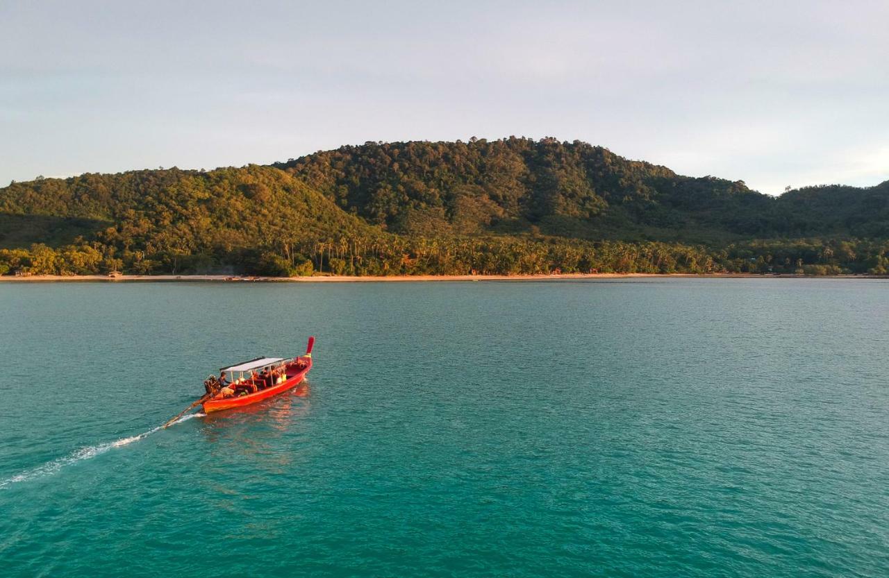 Baan Mai Beachfront Lone Island Phuket Buitenkant foto