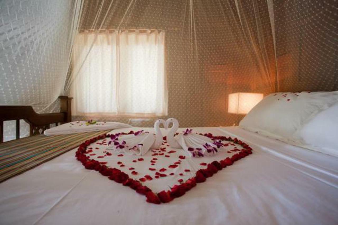 Baan Mai Beachfront Lone Island Phuket Buitenkant foto