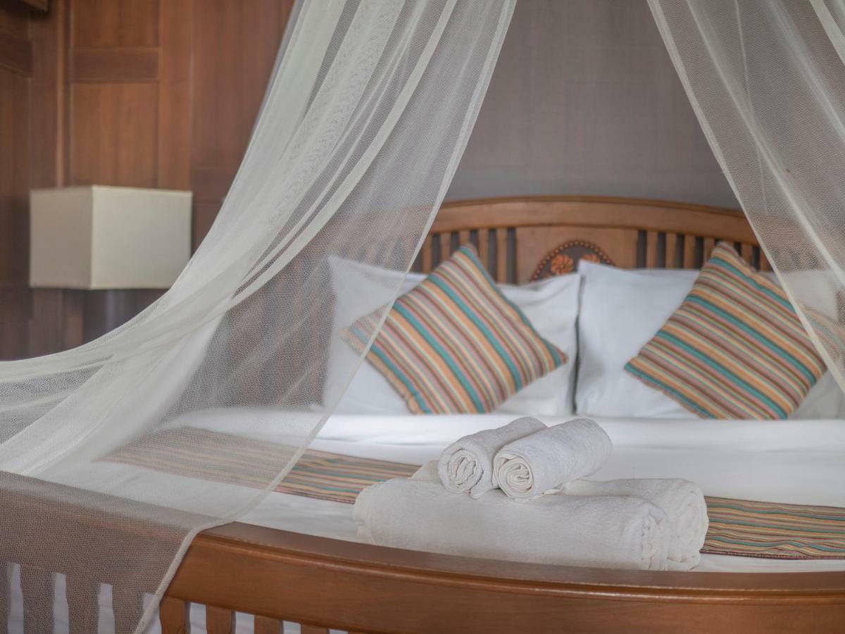 Baan Mai Beachfront Lone Island Phuket Buitenkant foto