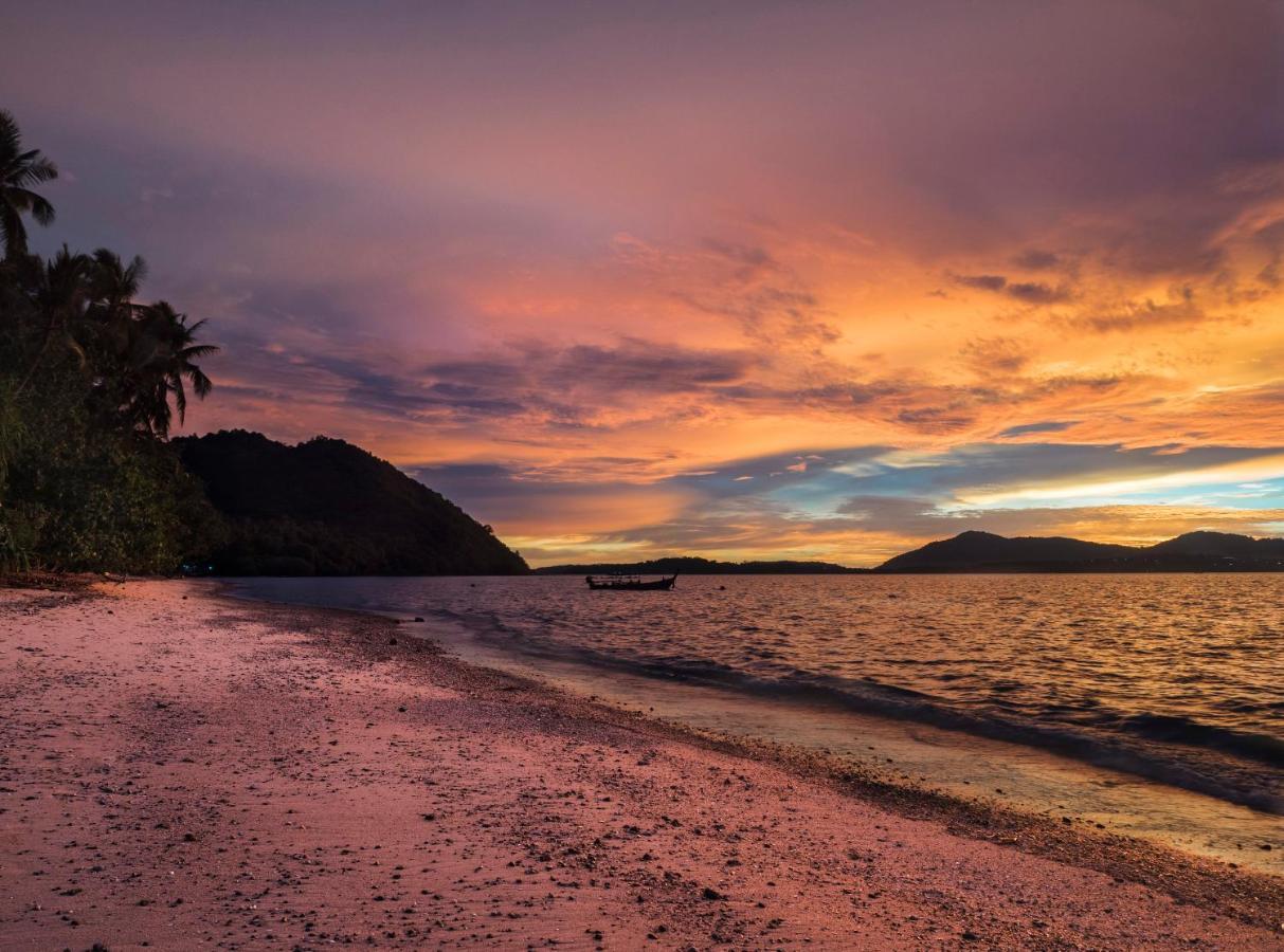 Baan Mai Beachfront Lone Island Phuket Buitenkant foto