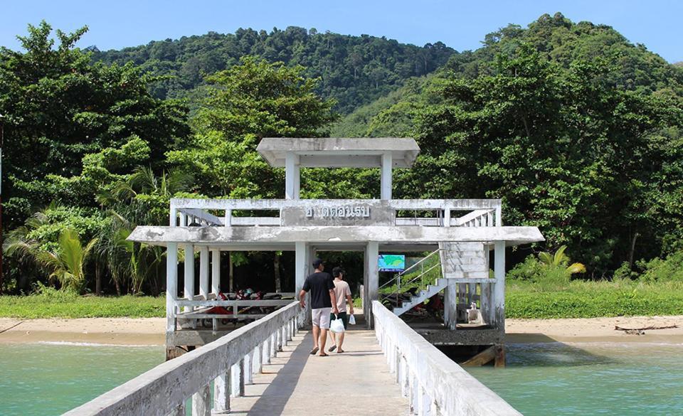 Baan Mai Beachfront Lone Island Phuket Buitenkant foto