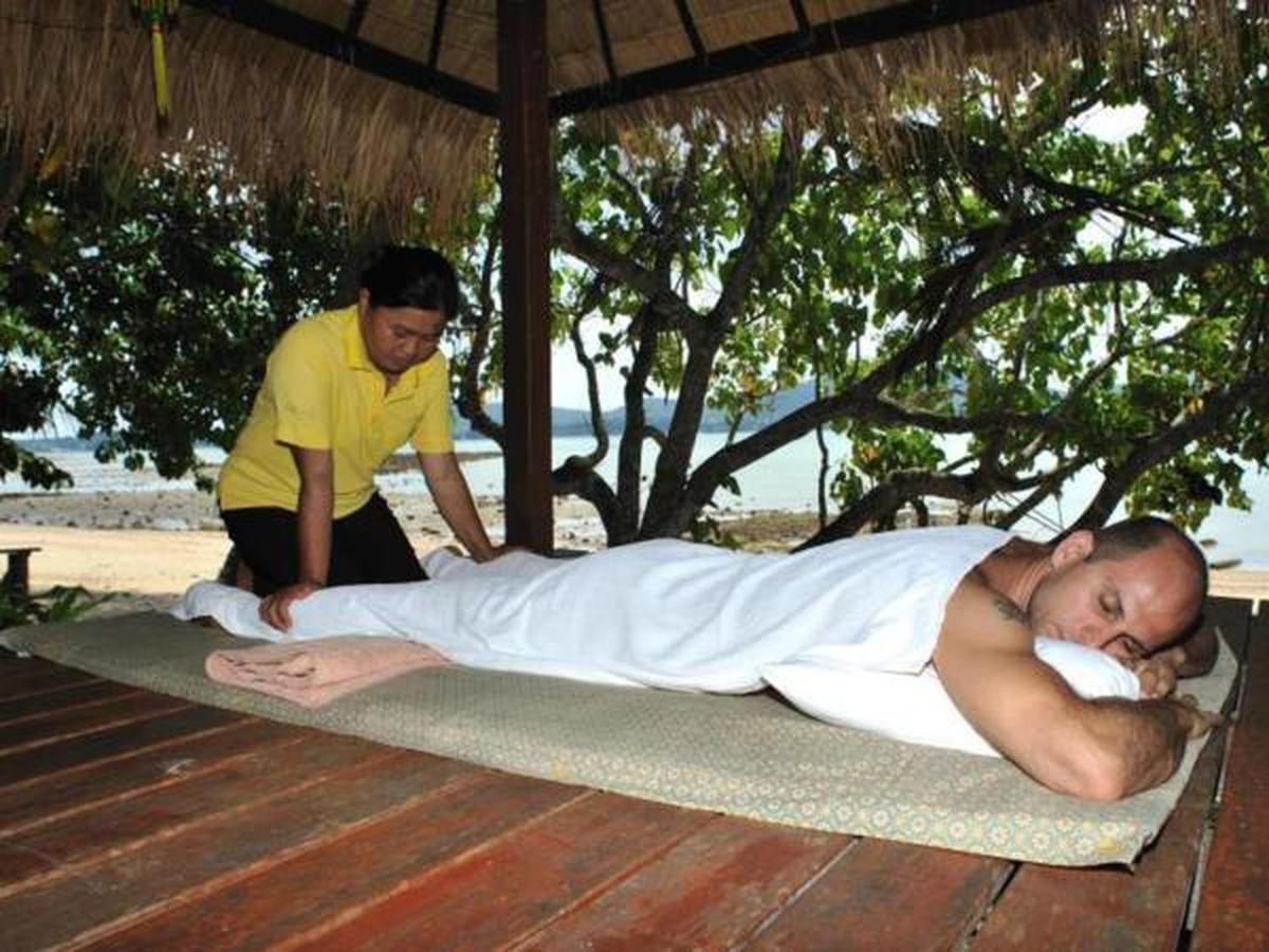 Baan Mai Beachfront Lone Island Phuket Buitenkant foto