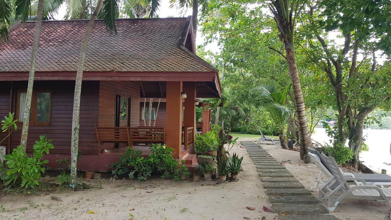 Baan Mai Beachfront Lone Island Phuket Buitenkant foto
